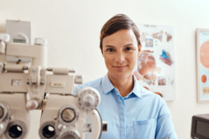 検眼医のオフィスで光学屈折器を使用する自信のある女性の肖像画
